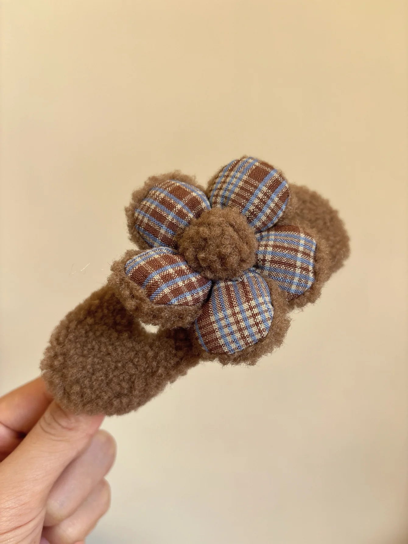 Autumn Winter Plush Flower Hair Claw For Women Duckbill Clip Hairpin 2025 New Trendy Butterfly Pearl Hair Clips Hair Accessories