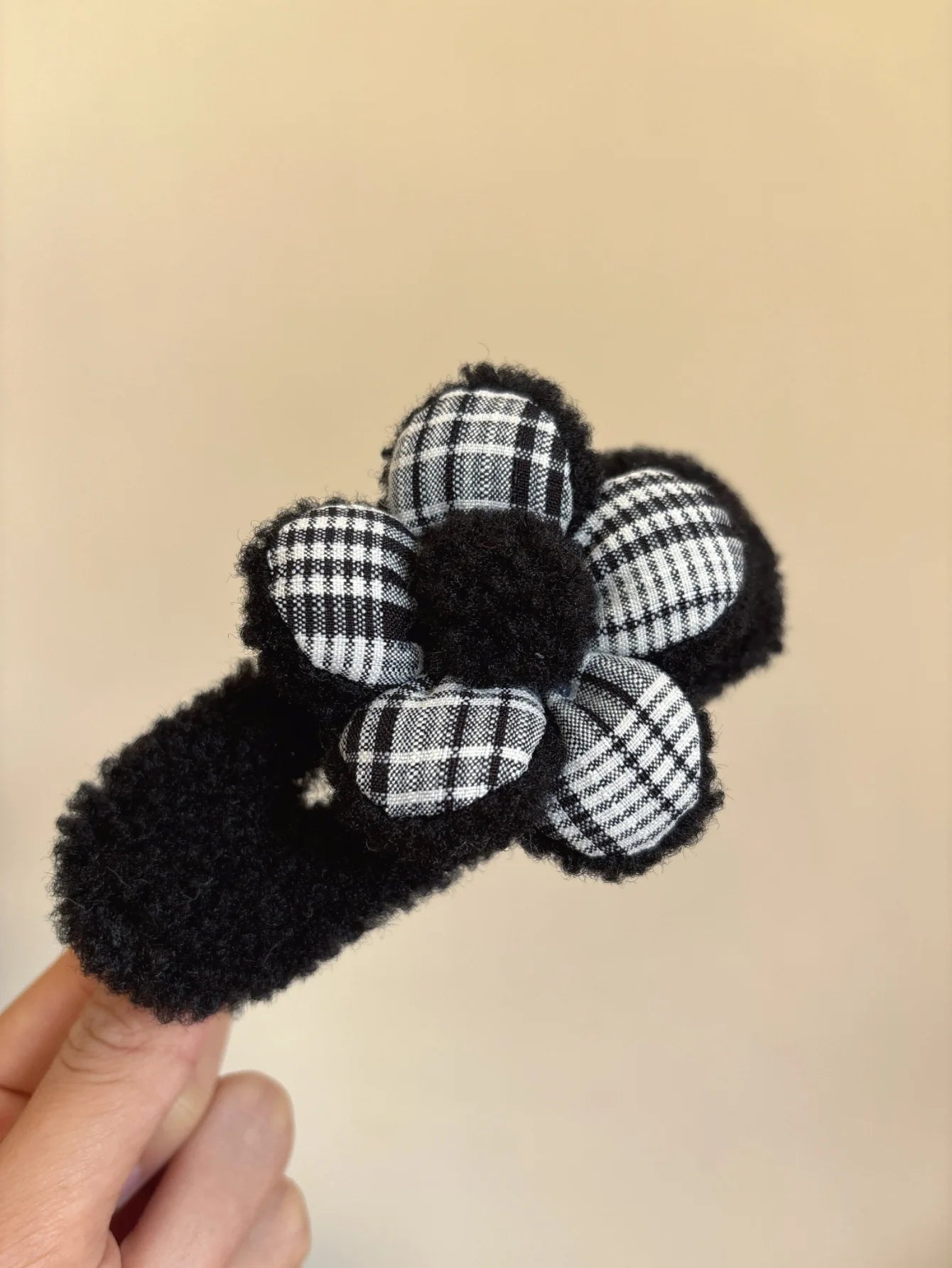 Autumn Winter Plush Flower Hair Claw For Women Duckbill Clip Hairpin 2025 New Trendy Butterfly Pearl Hair Clips Hair Accessories